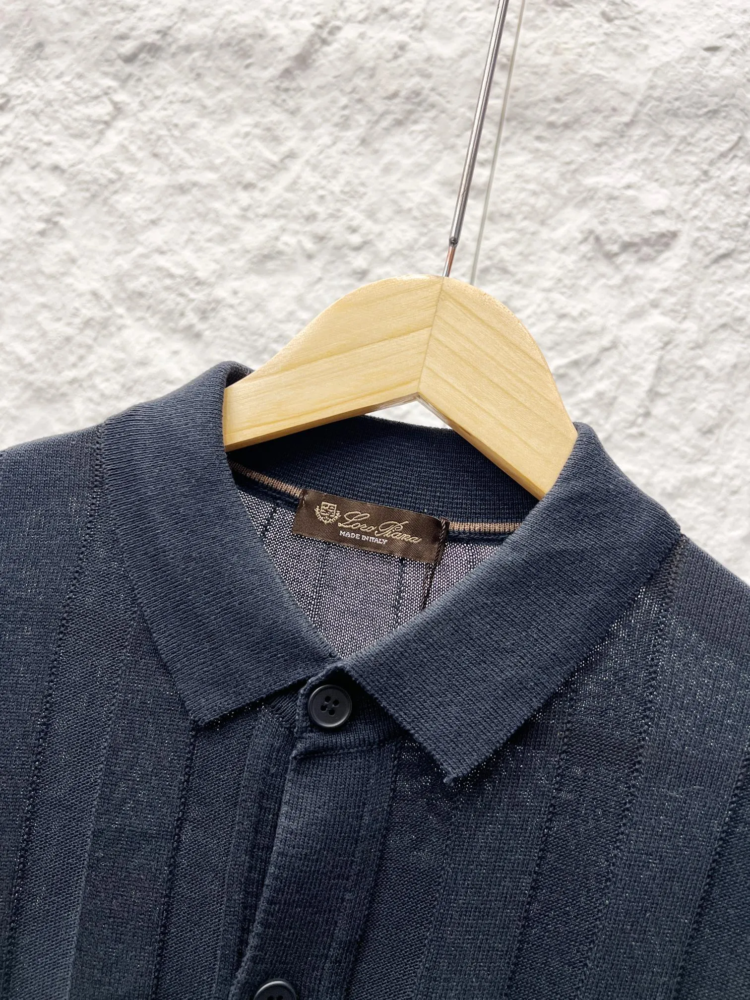 (Loro Piana) Merino wool + mulberry silk, focusing on ultra-thin, light-transmitting Breathable, is the core fabric logo of the summer hollow knitted Series. Openwork Vertical Stitch (vertical hollow mesh stitch) (18G high-density fine needles, woven by LP original Italian 18-needle flat double jacquard machine) Old money men's clothing circle: Italian linen hollow vertical strip Polo knitted one-piece woven lapel with four flat stitches. The collar is double-layer dense four-flat knitting, which is different from the hollow body. The placket is stiff and not easy to deform, the placket is integrated with a scissor placket, and mother-of-pearl button opening design. Hem/Cuffs: Narrow ribbing. The cuffs and hem are trimmed with narrow solid-color ribbing to balance the looseness of the hollow body. Miniature black label metal leather label technology. The small label on the chest is vegetable tanned leather + metal embossed LP logo, which is sewn and fixed. It is the brand's iconic minimalist accessory material technology. Royal Lightness™ vertical openwork hollow knitted Polo 18-needle transfer vertical striped hollow pit weft knitting. Color; Dark Blue Gray Apricot Yellow Sizes; M-3XL up to 190 catties (worry-free after-sales service)